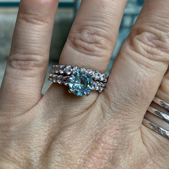 Jewelry - Stunning Moissanite wedding set!